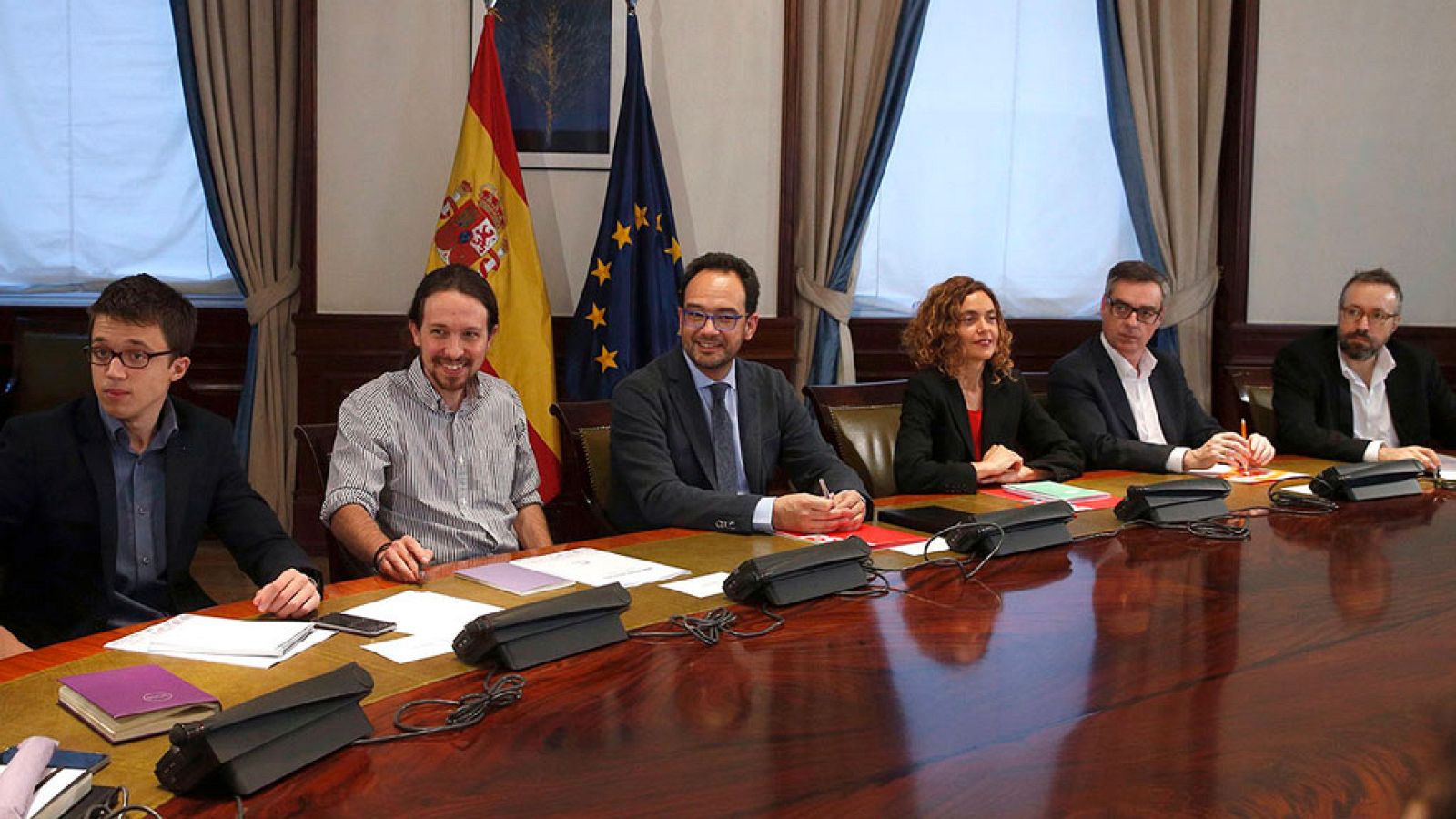 El PSOE preside la reunión con Podemos y Ciudadanos para tratar de formar gobierno