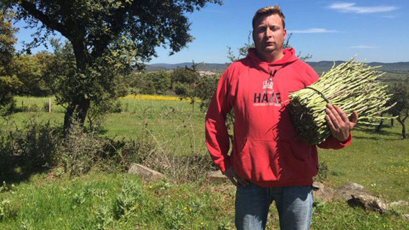 Coge espárragos ¡y los rifa entre los vecinos!