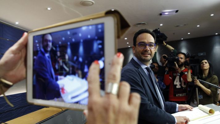 Informativo 24h - Hernando (PSOE): "El único movimiento de Iglesias ha sido pasar de la 'cal viva' a regalar un libro de baloncesto"