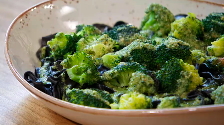 RTVE Cocina - Receta de pasta con tinta de calamar y brócoli