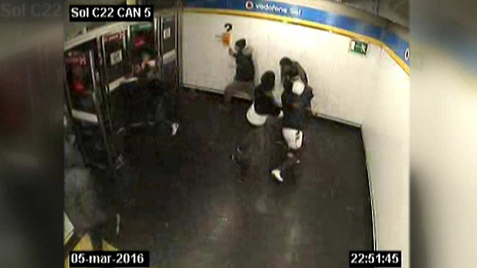 Imágenes inéditas de la reyerta entre bandas latinas en la Puerta del Sol el pasado 6 de marzo