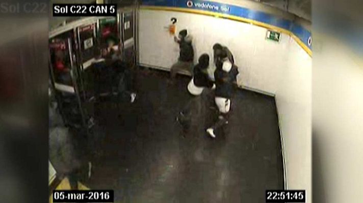 Telediario 1 - Imágenes inéditas de la reyerta entre bandas latinas en la Puerta del Sol el pasado 6 de marzo