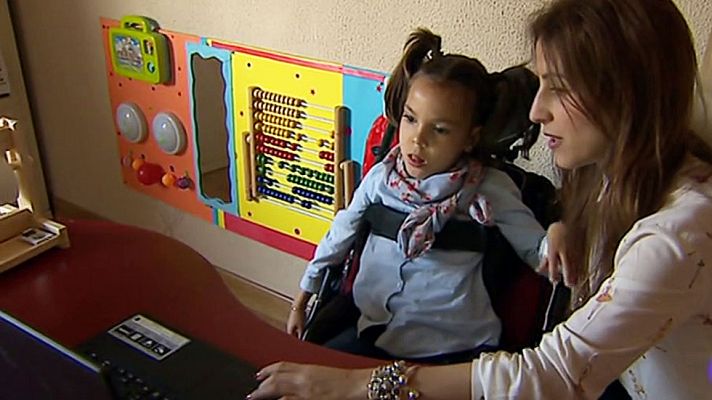 Telediario 1 - Una niña con parálisis cerebral habla con sus ojos gracias a un programa informático