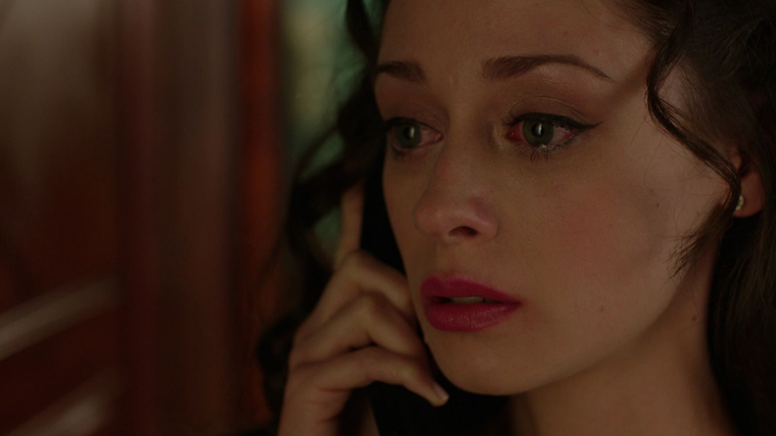 Cuéntame cómo pasó - Karina llama a Carlos antes de casarse