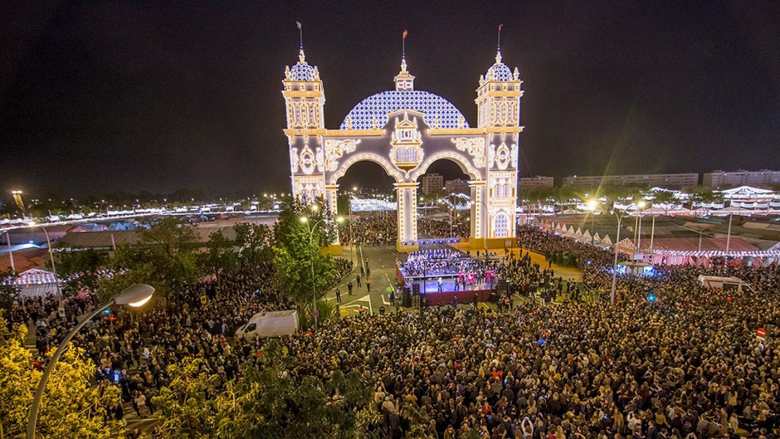 La Feria de Sevilla da comienzo con el tradicional alumbrado
