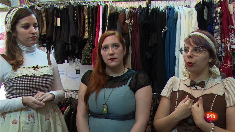 Los jóvenes están importando en la calle nuevas tendencias japonesas de moda al estilo "Lolita"