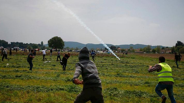 Telediario 1 - La policía macedonia vuelve a lanzar gases lacrimógenos contra un grupo de migrantes en Idomeni