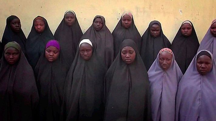 Telediario 1 - Boko Haram difunde un vídeo que muestra a las 200 niñas secuestradas en una escuela de Nigeria hace dos años