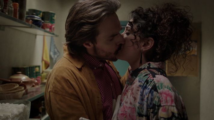 Cuéntame cómo pasó - Paquita y José Luis se besan