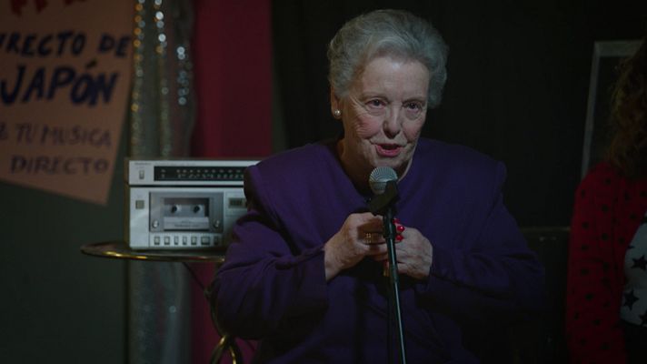 Cuéntame cómo pasó - Herminia canta 'Francisco Alegre' en el karaoke