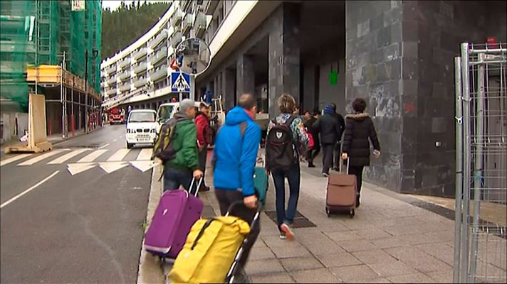 Telediario 1 - En Ondarroa regresan para recoger objetos personales