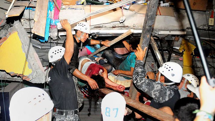 Informativo 24h - Decenas de muertos y graves daños por un terremoto de 7,8 en Ecuador