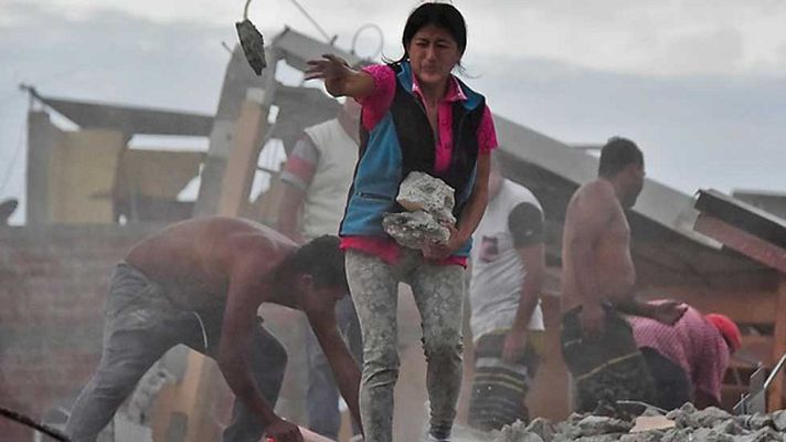 Telediario 1 - Miles de soldados y voluntarios buscan vida en medio de la destrucción en Ecuador