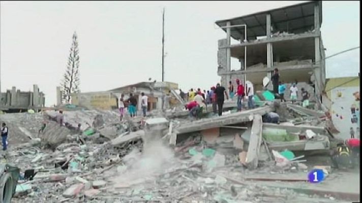 Informatiu Balear - Envien bombers i cans a l'Equador