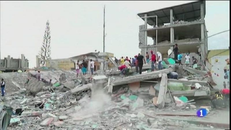 Envien bombers i cans a l'Equador