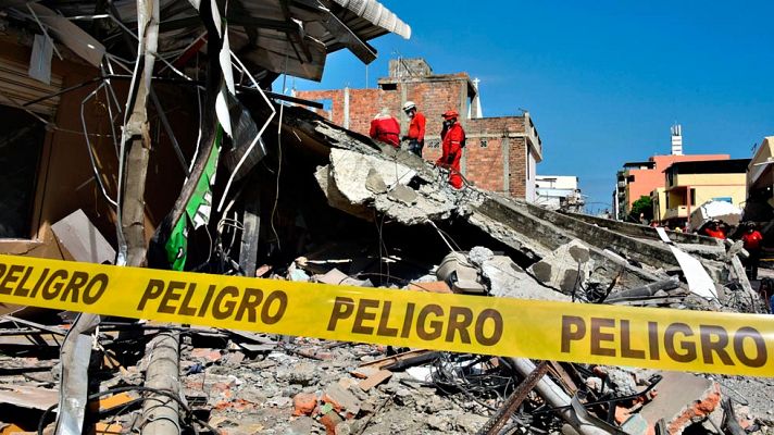 Telediario 1 - Ecuador sigue buscando supervivientes tras el terremoto, que ya deja 350 muertos