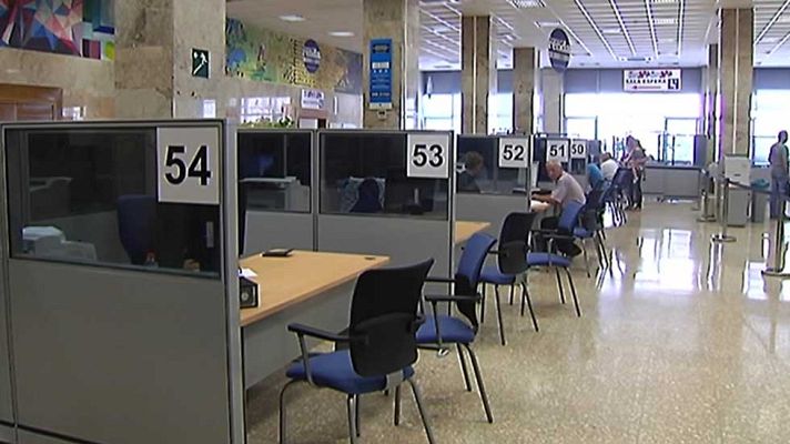 Telediario 1 - Los funcionarios del Estado cobrarán este mes el 50% pendiente de la extra suprimida en 2012, según CSI-F