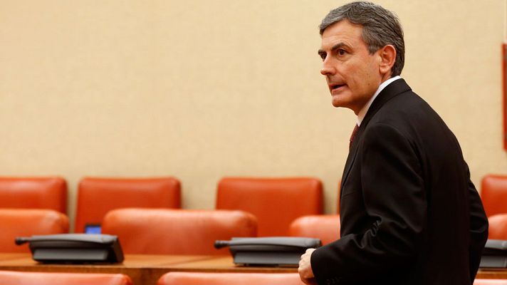 Telediario 1 - Críticas de los grupos parlamentarios a Guindos por el desvío del déficit en 2015