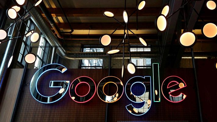 Telediario 1 - Bruselas acusa a Google de abuso de posición dominante por favorecer la instalación de Android en dispositivos móviles