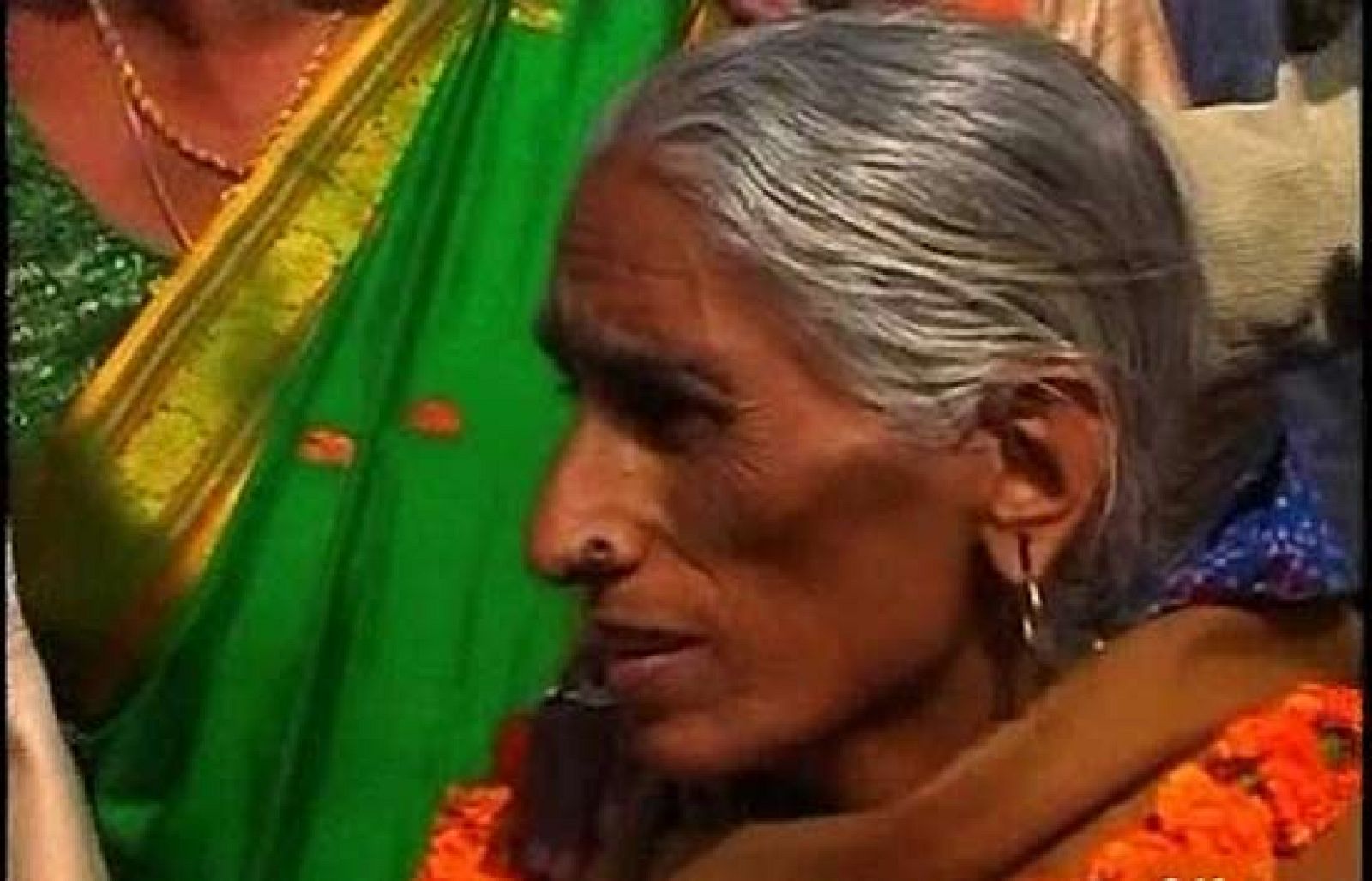 Una mujer india da a luz a su primer hijo a los 70 años de edad | Ver