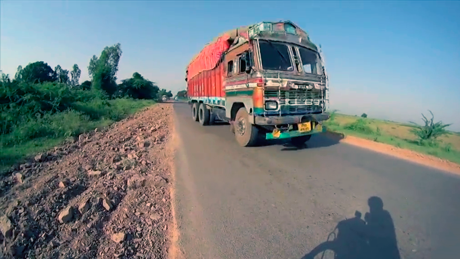 Pedalear por carreteras en India, peligro absoluto