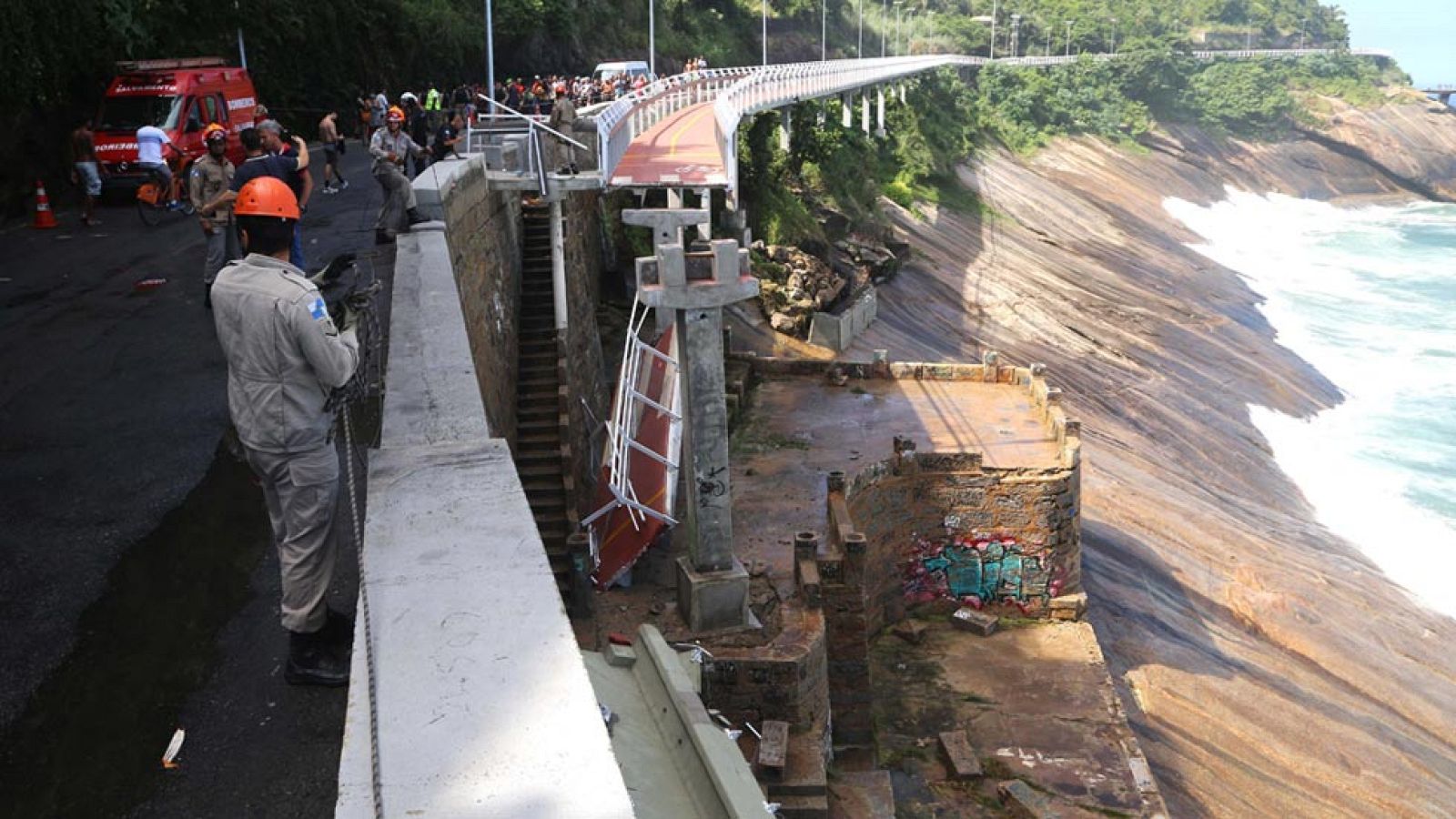 Una ciclovía construida para los Juegos de Río se derrumba y deja dos muertos | Ver