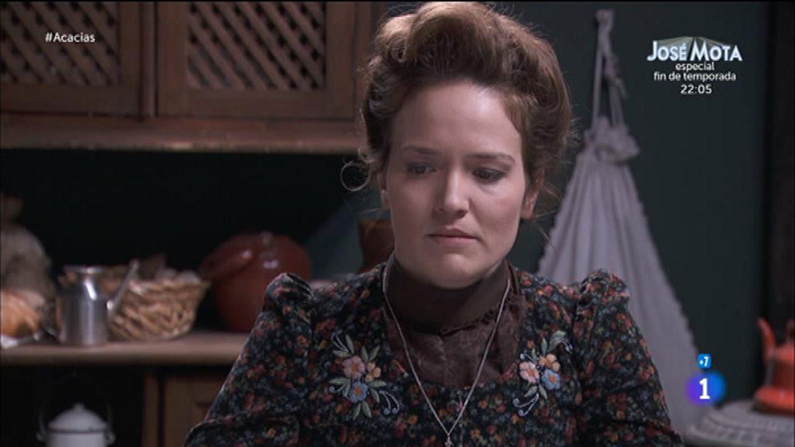 Acacias 38 - Humildad descubre en el maletín de Mauro las fotos de una mujer