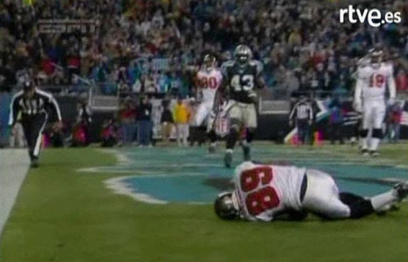Tony Bryant recibe un balón imposible para realizar un espectacular "touchdown".