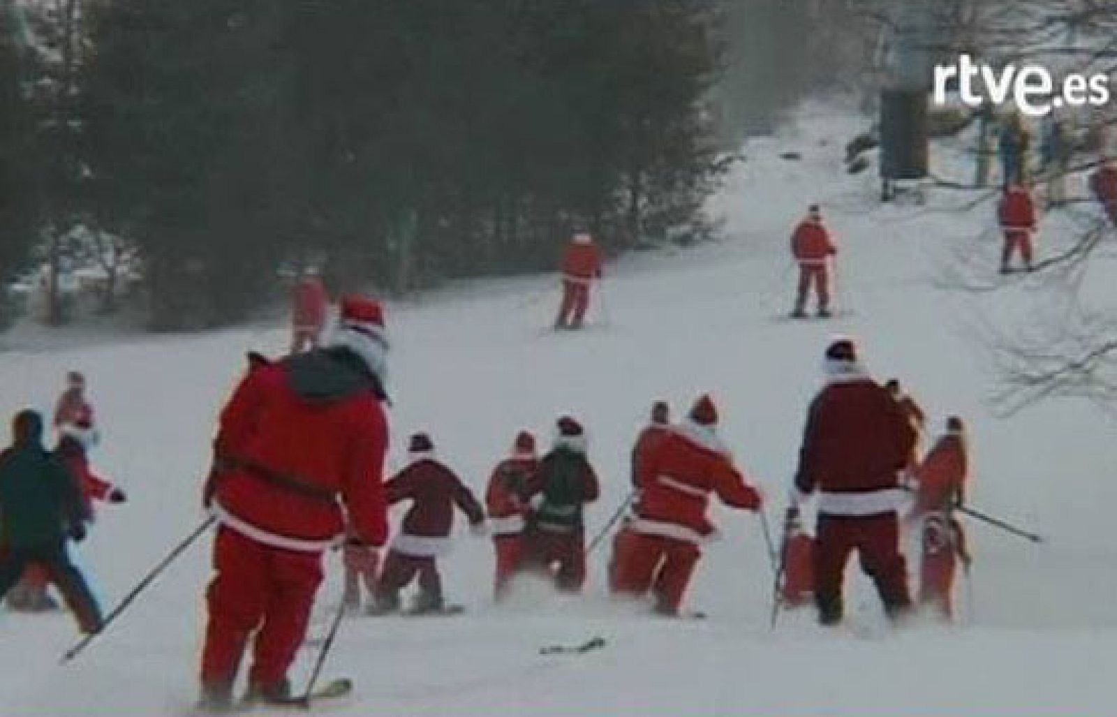 Papa Noel y sus amigos se relajan esquiando, antes de comenzar a repartir los regalos de la noche del 24 de diciembre.