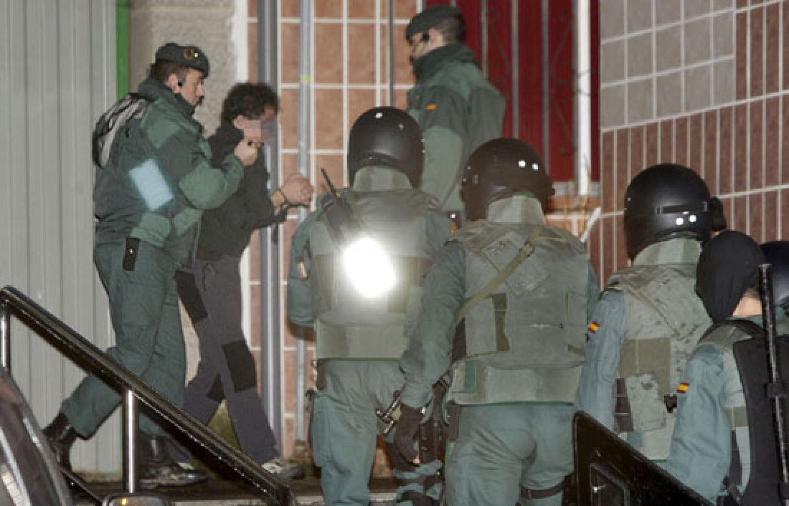 Noche 24 - Se registran las viviendas relacionadas con los últimos detenidos de ETA en Irún - La noche en 24h | Ver