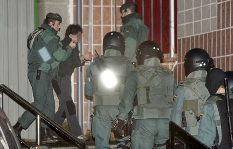 Noche 24 - Se registran las viviendas relacionadas con los últimos detenidos de ETA en Irún - La noche en 24h | Ver