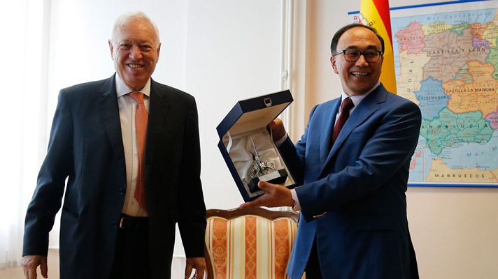 Telediario 1 - Margallo inicia un viaje oficial de dos días a Kazajistán