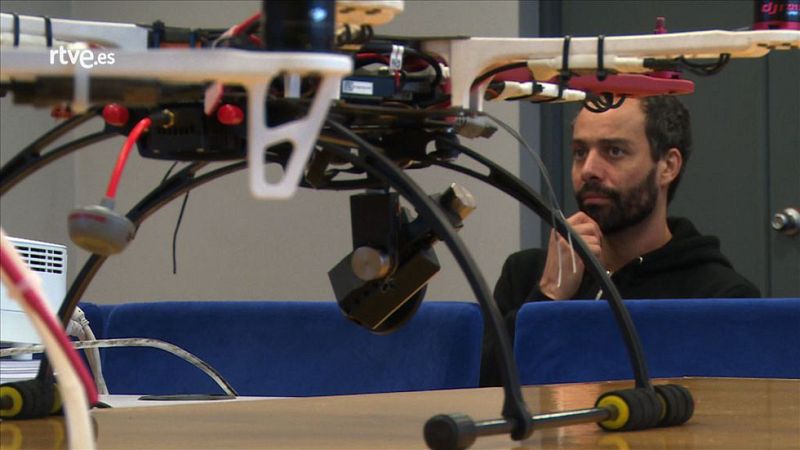 Instructores de teórica y práctica en una escuela de vuelo - Repor | Ver