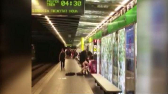 Telediario 1 - Escena de sexo en el metro de Barcelona que podría costar hasta 6.000 euros de multa
