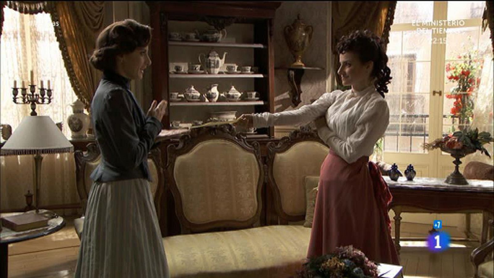 Acacias 38 - Trini quiere juntar a criadas y señoras en su preboda