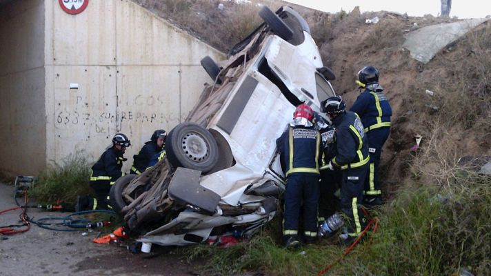 Telediario 1 - Cinco personas han muerto en la autovía de Lorca al caer la furgoneta en la que viajaban