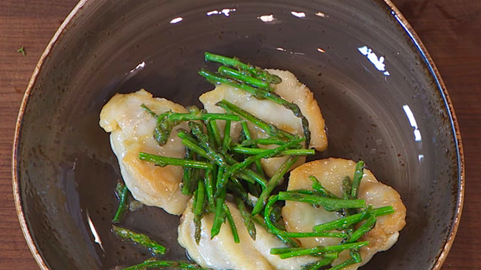 Carrilleras y cocochas con espárragos