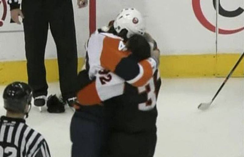 En la NHL es corriente ver peleas entre los jugadores. Está jornada ha sido bastante movidita y no ha quedado un sólo jugador que no se haya deslizado de cabeza por el hielo.