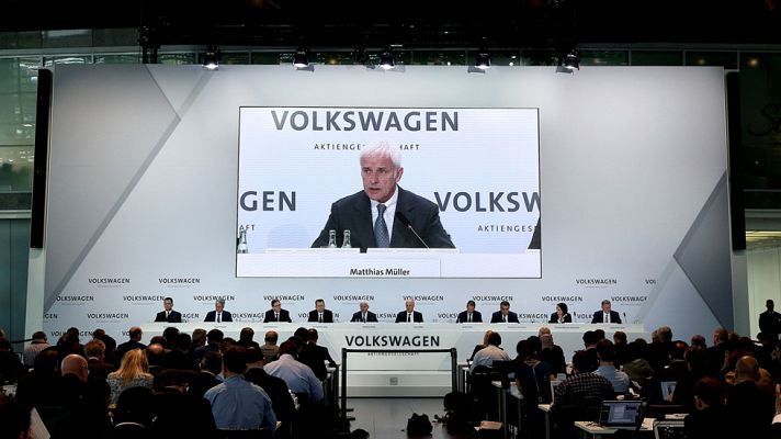 Telediario 1 - Volkswagen reserva 16.200 millones para litigios y gastos derivados del escándalo de las emisiones