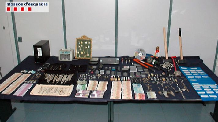 Telediario 1 - Cae una banda que robaba en viviendas de Cataluña con colaboración de una intérprete que trabajaba para los Mossos