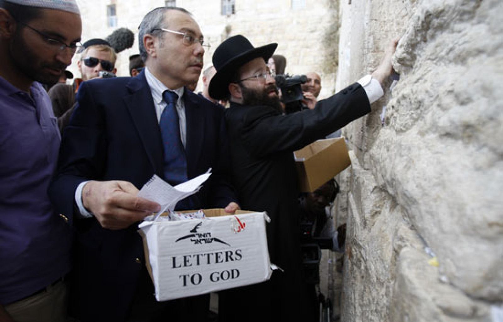 En una oficina de correos israelí reciben cartas destinadas a Dios que acaban en el Muro de las Lamentaciones | Ver