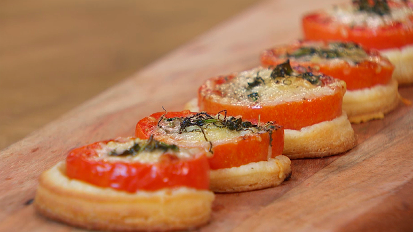 Receta de mini pizzas de quesos y tomate de colgar