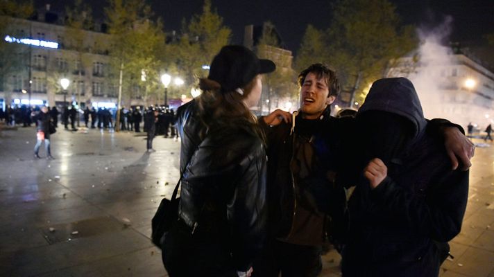 Telediario 1 - Decenas de detenidos en el desalojo de los concentrados en la Plaza de la República en París