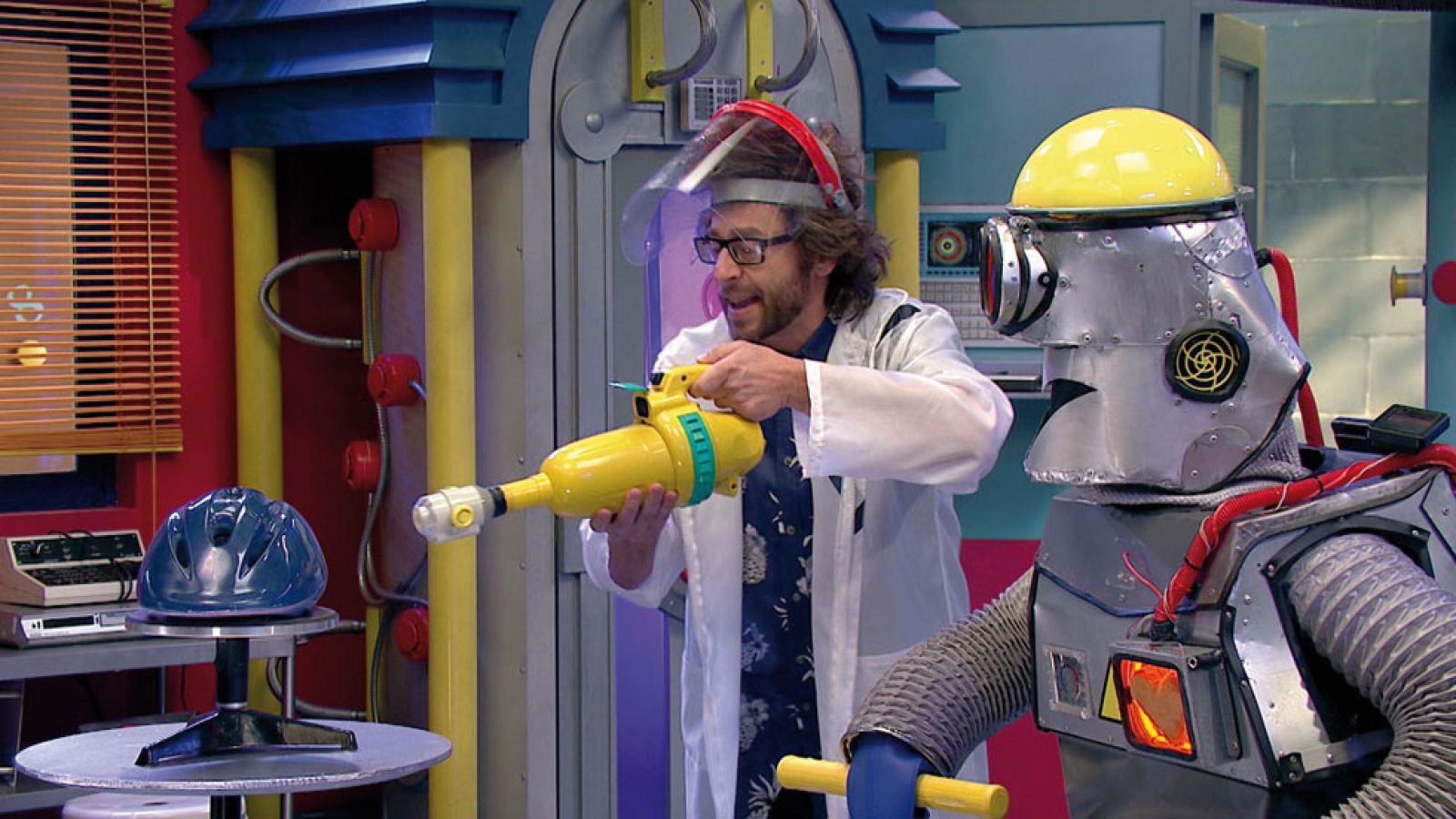 Utiliza la cabeza y ponte siempre el casco - Big Band Clan | Ver