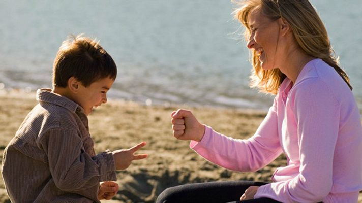 Telediario 1 - El Día de la Madre refleja la dificultad económica de las madres solas