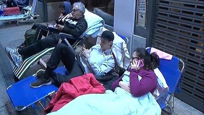 Telediario 1 - Aficionados del Sporting esperan largas colas para conseguir una entrada ante el Getafe