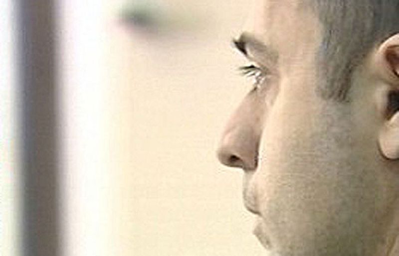 Francisco Javier P., acusado de la brutal paliza a la niña Alba que la ha dejado en silla de ruedas, dice que la encontró en el suelo después de caerse de la cama.