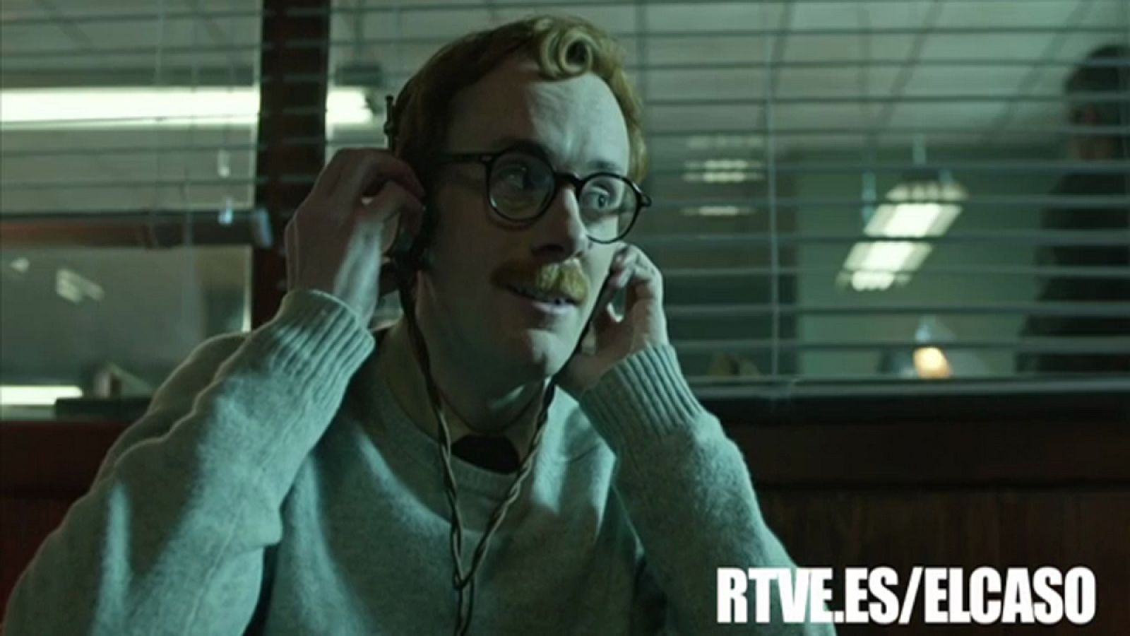 El Caso. Crónica de sucesos - Aníbal escuchando la sintonía del TD - El Caso. Crónica de sucesos | Ver