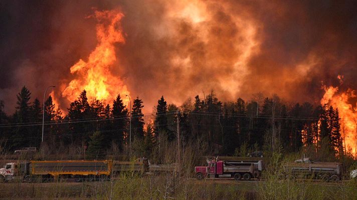 Telediario 1 - Evacuada una ciudad canadiense por un incendio