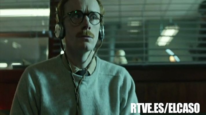 El Caso. Crónica de sucesos - Aníbal escuchando a Salvador Raya